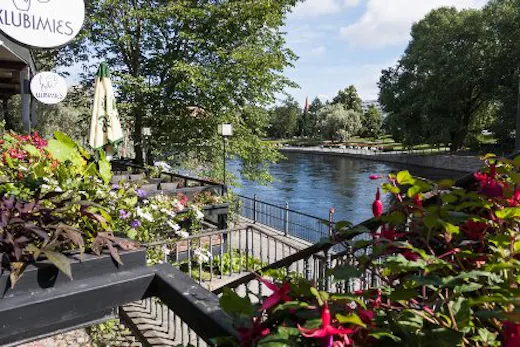 Kesäinen maisema Tampereelta joen varrelta