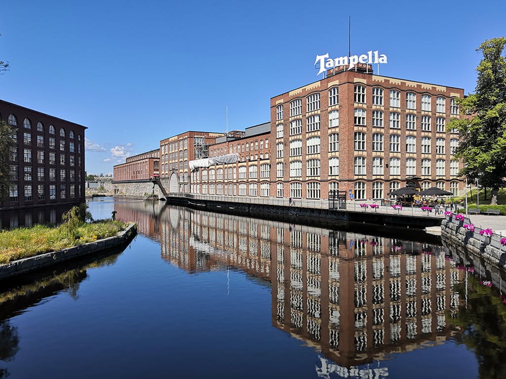 Tampellan tehdasalue aurinkoisella Tampereella