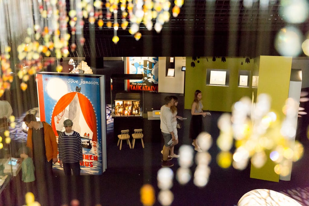 Ihisiä tutustumassa Muumimuseoon.