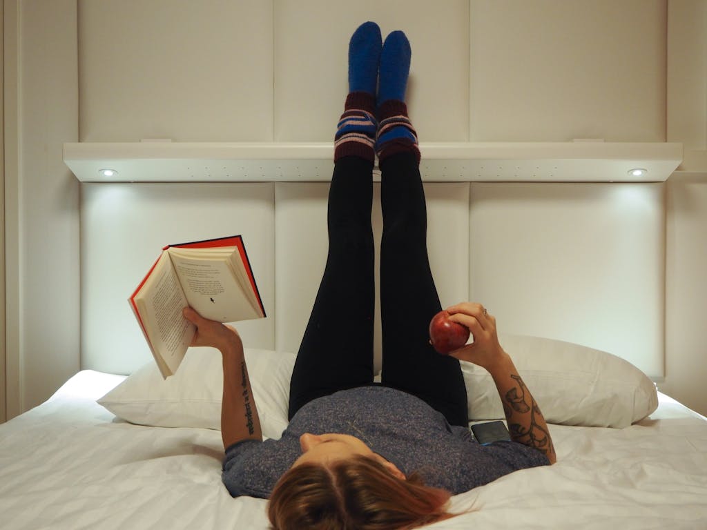 Jalkojen rentouttaista ja lukemista Omena-hotellin huoneessa