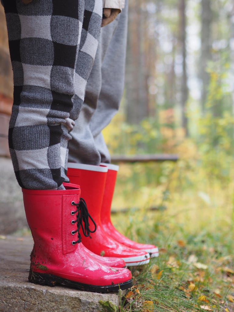 Kumisaappaisillaan syyssäässä