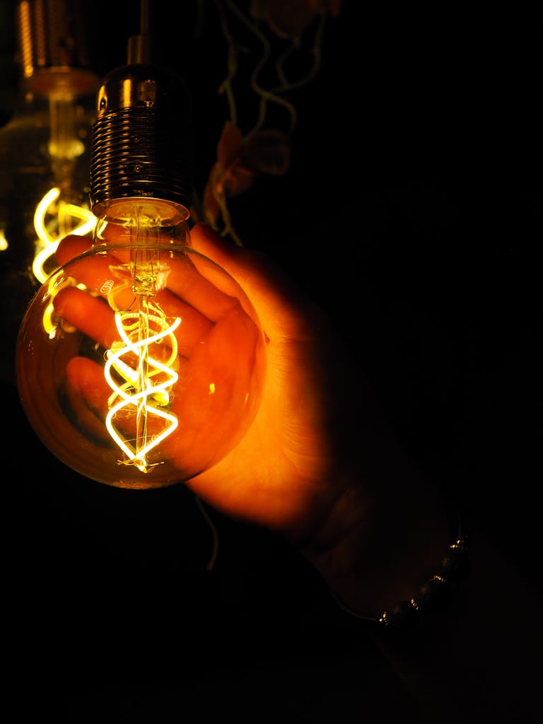 Hehkulamppu kädessä