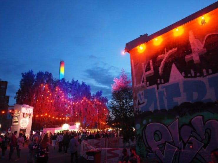 Helsingin Suvilahdessa järjestettävillä Flow Festivaleilla on paljon ihmisiä.