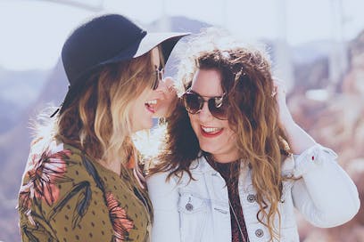 Kuinka vaalia nykyisiä ystävyyssuhteita ja löytää uusia – vinkit ystävänpäivän kunniaksi