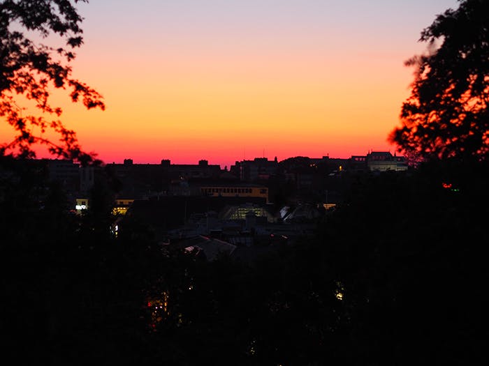 Auringonlasku Turun kattojen ylle