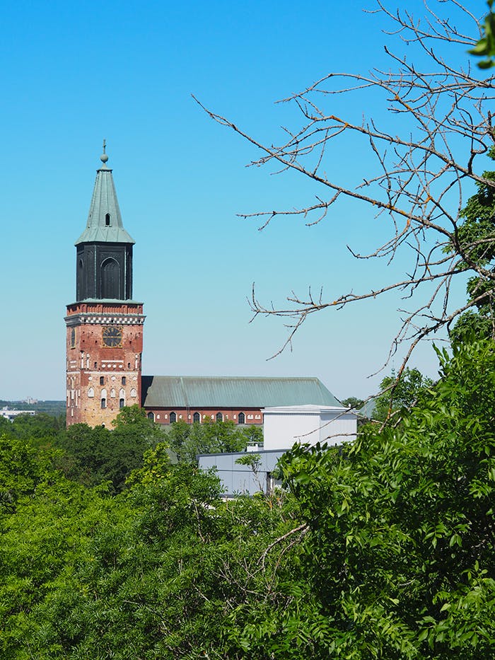 Näkymä Tuomiokirkolle Vartiovuorenpuistosta
