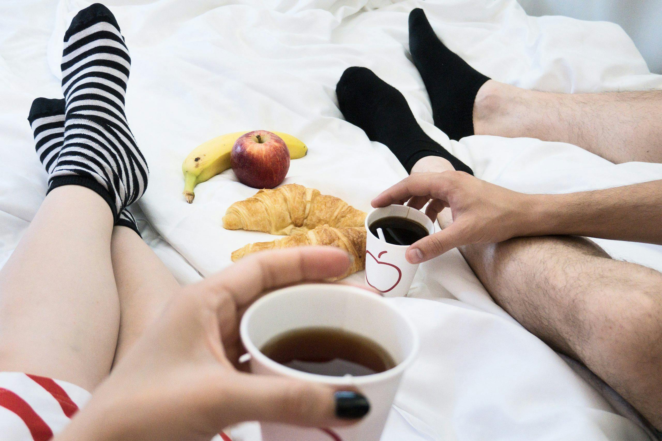 Aamiainen hotellihuoneessa