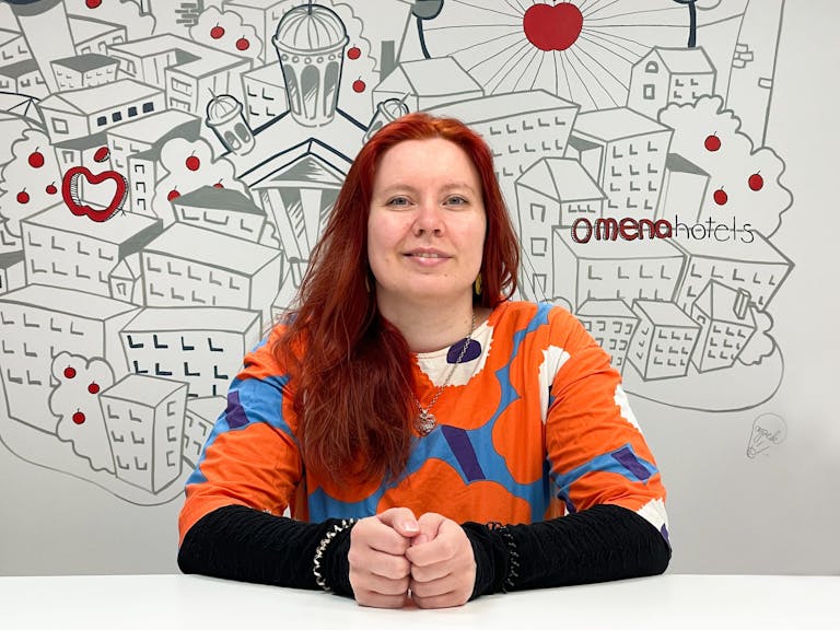 Omena-hotellien asiakaspalvelusta vastaa Lotta