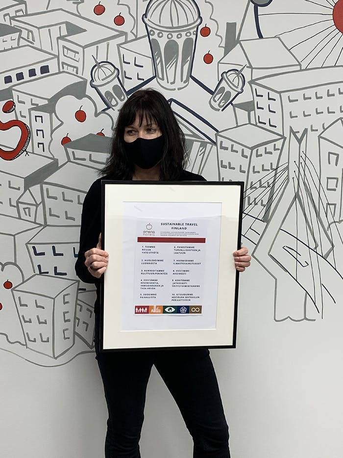 Kati Niemelä ja kestävän matkailun periatteiden sitoumus.