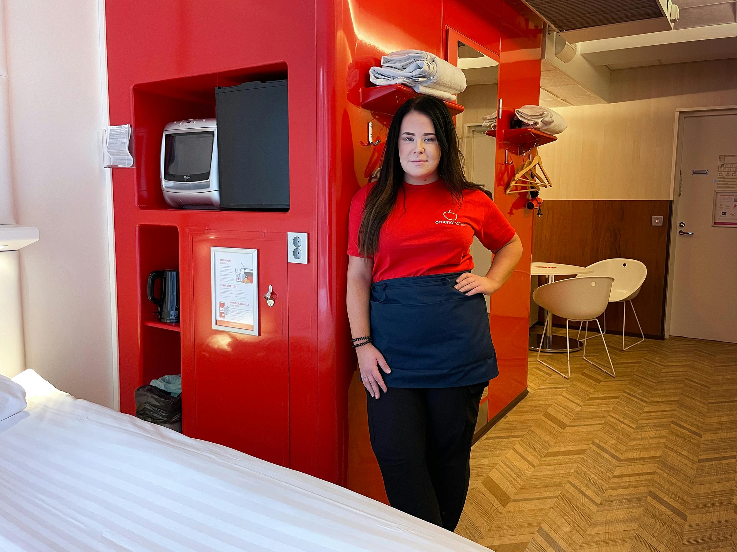 Tiimi ja asiakkaat sydäntä lähellä – haastattelussa Omenan siivousesihenkilö Jenna