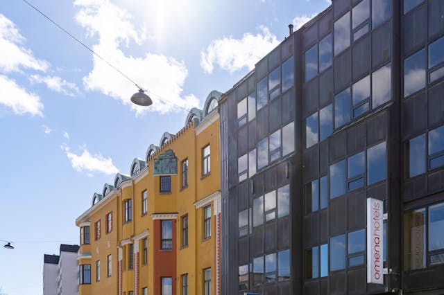 Kauppiaskadun Omena-hotellin julkisivu aurinkoisessa Turussa.