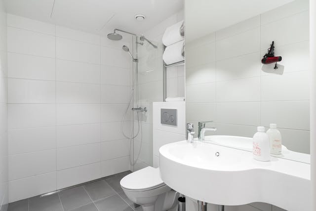 Turun Kauppiaskadun Omena-hotellin kylpyhuone