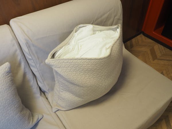 Lisävuoteen tyyny ja peitto