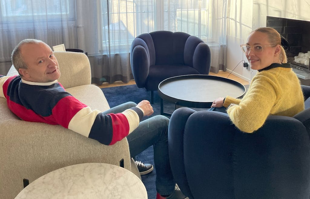 Erno ja Krista sohvalla istumassa