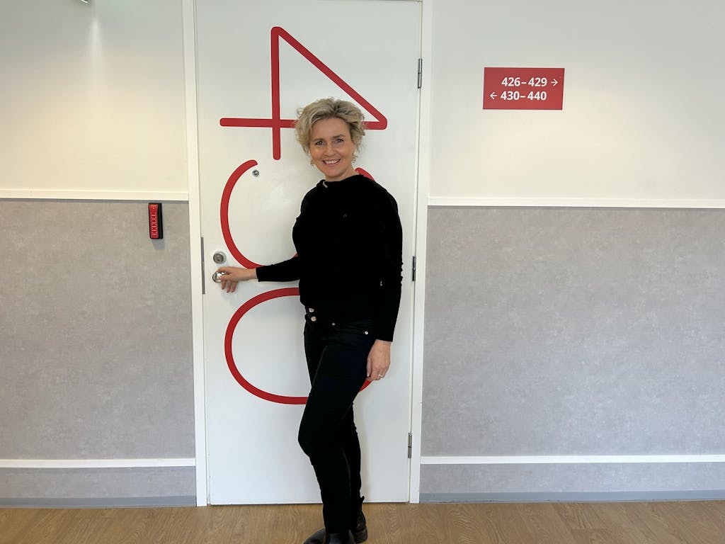 Huoneisiin kuljetaan ovikoodilla.