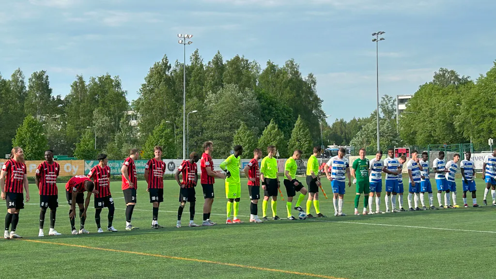 PK-35 kentällä ennen matsin alkua. 