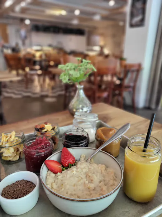 Kahvila Houkutuksen puurobaarin antimia.